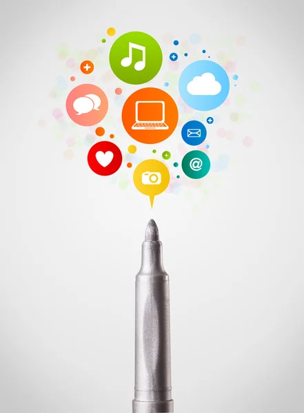 Felt pen close-up with social network icons — Stock Photo, Image