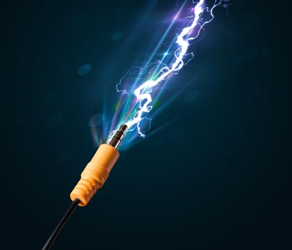 Elektrický kabel se zářícím elektrickým bleskem — Stock fotografie