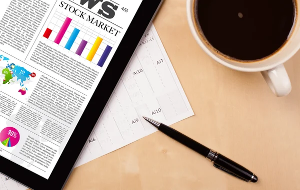 Tablet pc mostra notizie sullo schermo con una tazza di caffè su una scrivania — Foto Stock