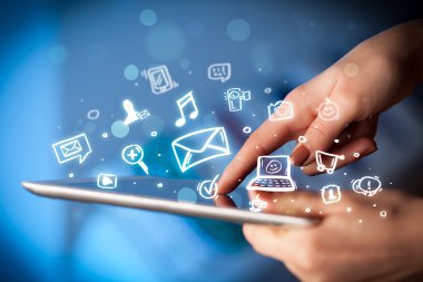 Tablet bilgisayarı üzerinde parmak işareti, sosyal medya kavramı