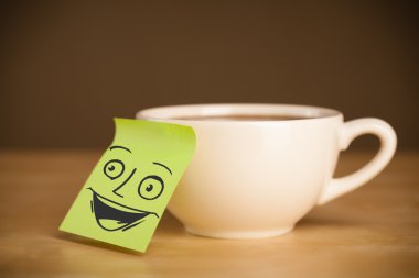 Yapışkan Not gülen yüz yapışabilir bir Cup ile