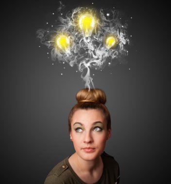 duman ve başının üstünde lightbulbs düşünceli kadınla