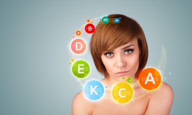 genç ve güzel kız ile renkli vitamin simgeler ve semboller