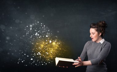 Genç Bayan büyülü kitap okuma