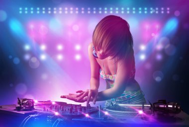 DJ karıştırma müzik turntable üzerinde sahne ışıkları ve