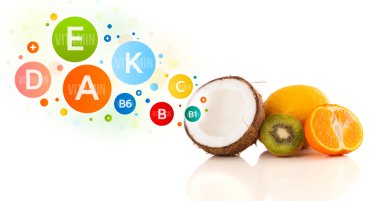 Renkli vitamin sembolleri ve simgeleri olan sağlıklı meyveler
