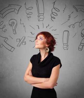 Soru işareti çizen sevimli genç kız.