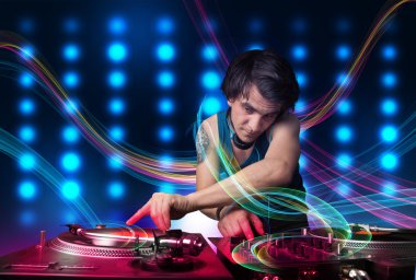 Genç dj kayıtları renkli ışıkları ile karıştırma