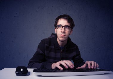 Hacker mavi arkaplanda klavye ile çalışıyor