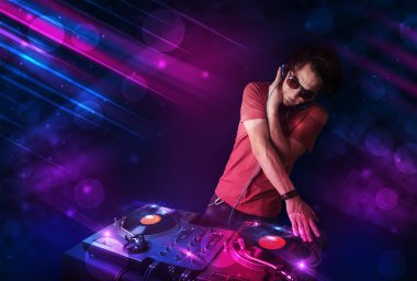 Genç dj turntable renk ışık efektleri ile oynama