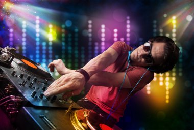 dj ışık gösterisi ile bir disko şarkıları çalma