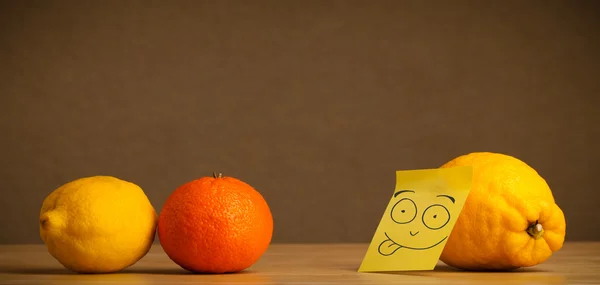 Citron s post-it na vědomí trčí jazyk na citrusové plody — Stock fotografie