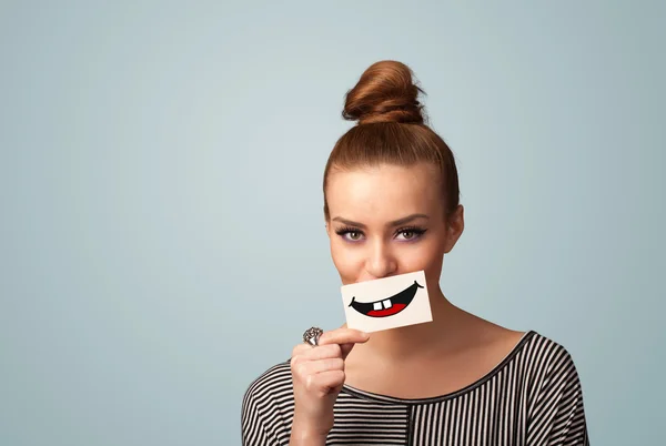 Feliz mulher bonita segurando cartão com sorriso engraçado — Fotografia de Stock