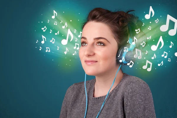 Jeune femme avec écouteurs écoutant de la musique — Photo