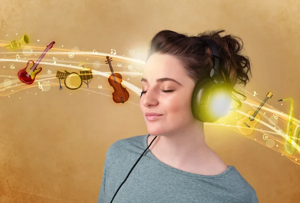 Mladá žena se sluchátky poslech hudby — Stock fotografie