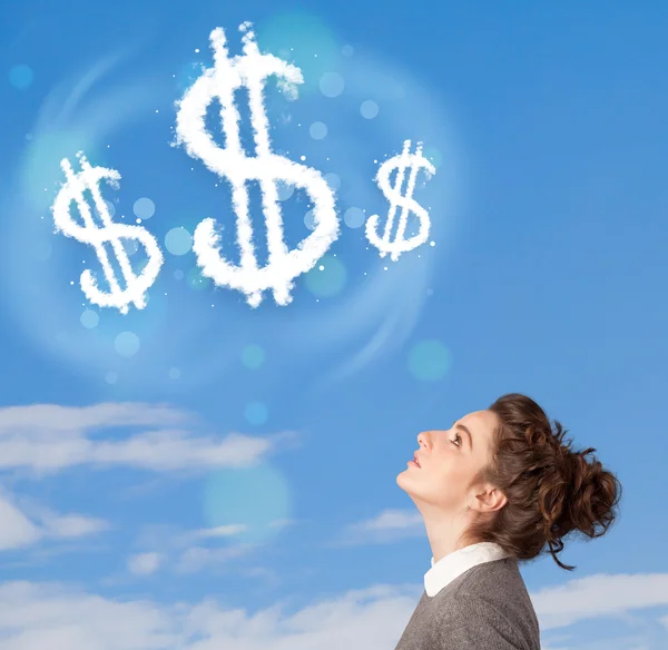 Chica joven apuntando a las nubes signo de dólar en el cielo azul — Foto de Stock