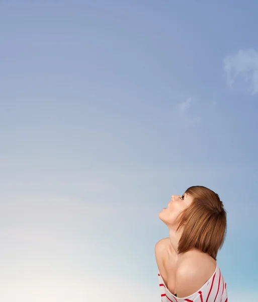 Девушка смотрит на голубое небо копирайта — стоковое фото