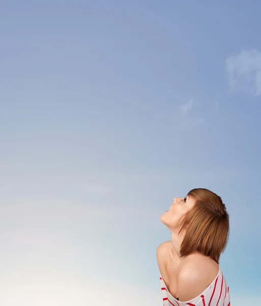 Girl looking at the blue sky copyspace — Stock Photo, Image