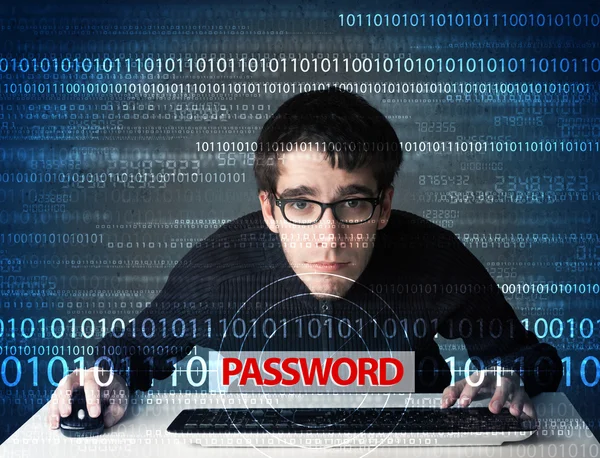 Молодой гик-хакер украл пароль — стоковое фото