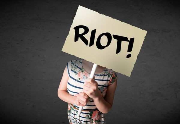 Bir protesto işaret tutan genç kadın — Stok fotoğraf