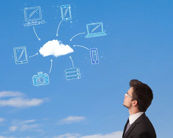 Stilig man tittar på cloud computing koncept på blå himmel — Stockfoto