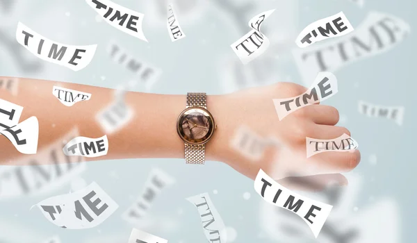 Reloj y reloj concepto con el tiempo que vuela — Foto de Stock