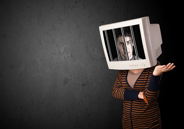 Geschäftsmann mit Monitor auf dem Kopf in digitalem System gefangen — Stockfoto