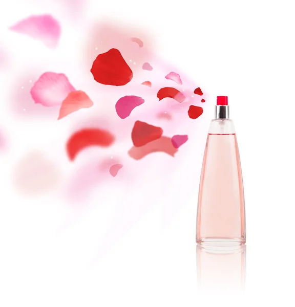 Parfümflasche sprüht Rosenblätter — Stockfoto