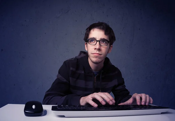 Hacker trabajando con teclado sobre fondo azul — Foto de Stock