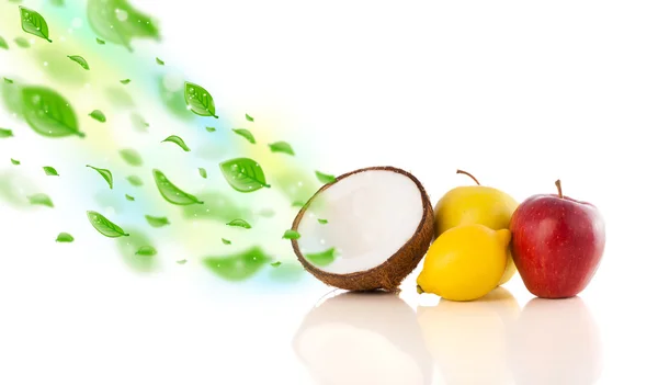 Bunte Früchte mit grünen Bio-Blättern — Stockfoto