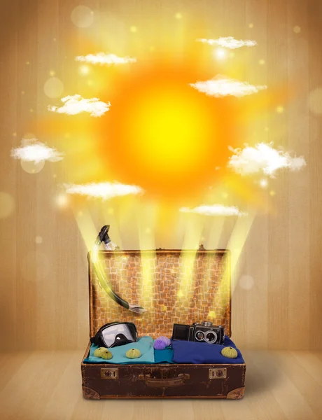 Φωτεινό ήλιο με σύννεφα και τουριστικά τσάντα — Φωτογραφία Αρχείου