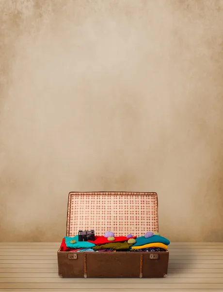 Ρετρό τουριστικά αποσκευών με πολύχρωμα ρούχα και copyspace — Φωτογραφία Αρχείου