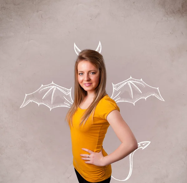 Şeytan boynuzu ve çizim kanatları ile genç kız — Stok fotoğraf