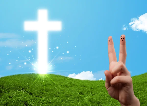 Lykkelige fingersmil med kristen religion i kors – stockfoto