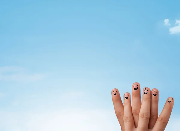 Glada leende fingrar tittar på klarblå himmel copyspace — Stockfoto