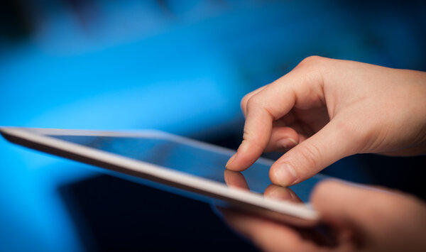 Указание пальцем на планшетный компьютер с пустым местом
