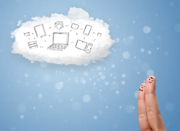 Szczęśliwy smiley palce patrząc na cloud computing z technologii — Zdjęcie stockowe