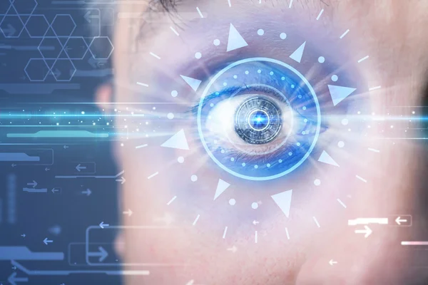Cyber uomo con occhio tecnologico guardando in iride blu — Foto Stock