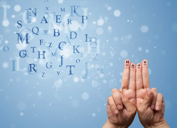 Dedos sorridentes felizes olhando para a mistura de letras bokeh — Fotografia de Stock