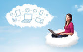 Mladá žena sedí v oblaku s laptopem