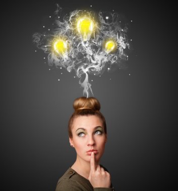 duman ve başının üstünde lightbulbs düşünceli kadınla