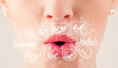 Beyaz baloncuklu güzel kırmızı dudaklar.