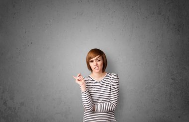 genç kadın kopya alanı ile el hareketi