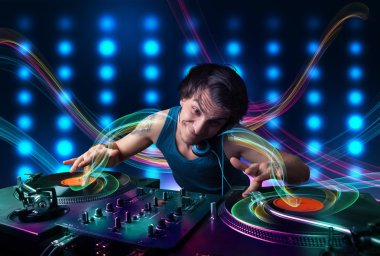 Genç dj kayıtları renkli ışıkları ile karıştırma