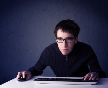Hacker mavi arkaplanda klavye ile çalışıyor