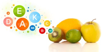 Renkli vitamin sembolleri ve simgeleri olan sağlıklı meyveler