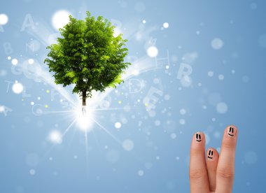 Yeşil sihirli ağaçla gülümseyen mutlu parmaklar