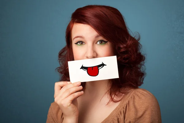 Szczęśliwy ładna kobieta trzyma karty z śmieszne buźki — Zdjęcie stockowe