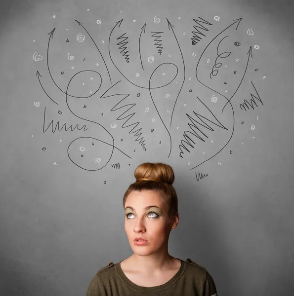 Mladá žena přemýšlet nad její hlavou se šipkami — Stock fotografie