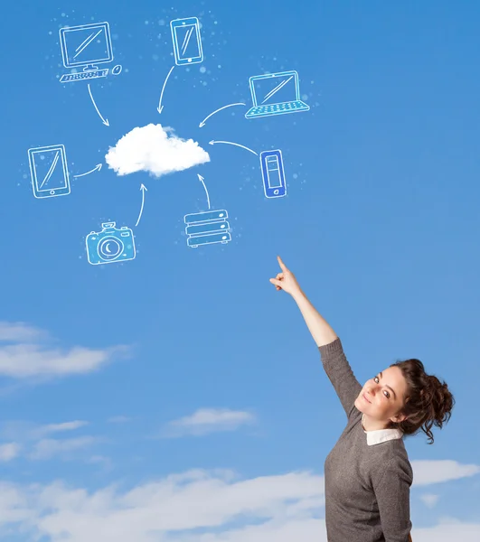 Casual Girl betrachtet Cloud Computing-Konzept am blauen Himmel — Stockfoto